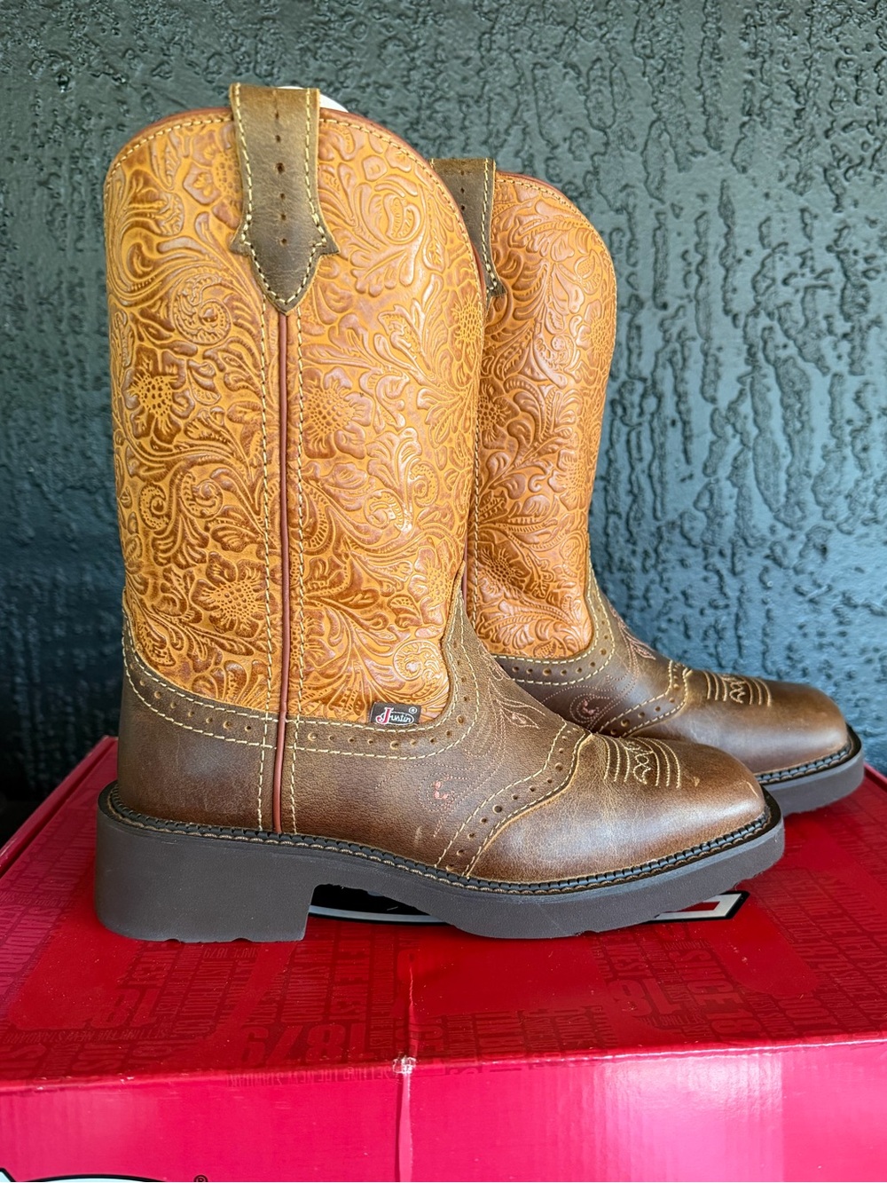 NWT Justin Women's Starlina Tan Water Buffalo Boots - SZ 8